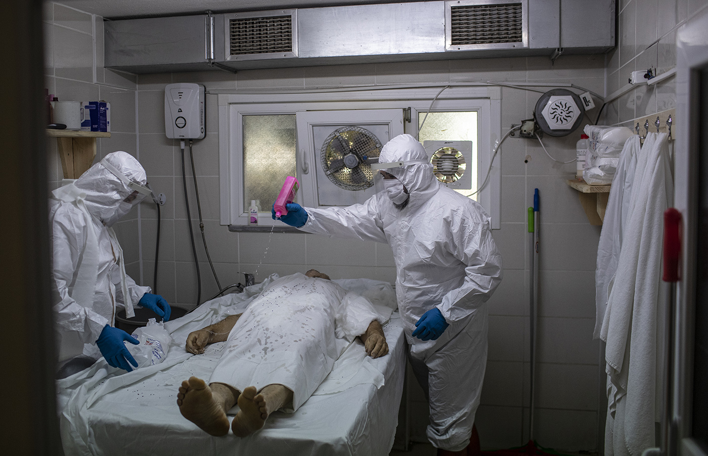 Morgue workers wear personal protective equipment (PPE) as they prepare a body of Covid-19 victim for a funeral ceremony at the Cekmekoy morgue in Istanbul, Turkey, 18 September 2020. 