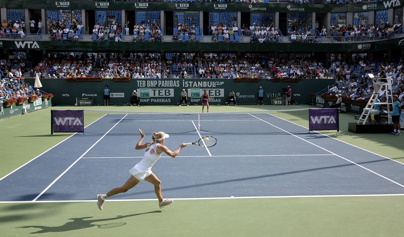 Caroline Wozniacki of Denmark returns the ball to Roberta Vinci of Italy during their final match of the WTA Istanbul Cup tennis tournamen​t in Istanbul, Turkey, 20 July 2014.