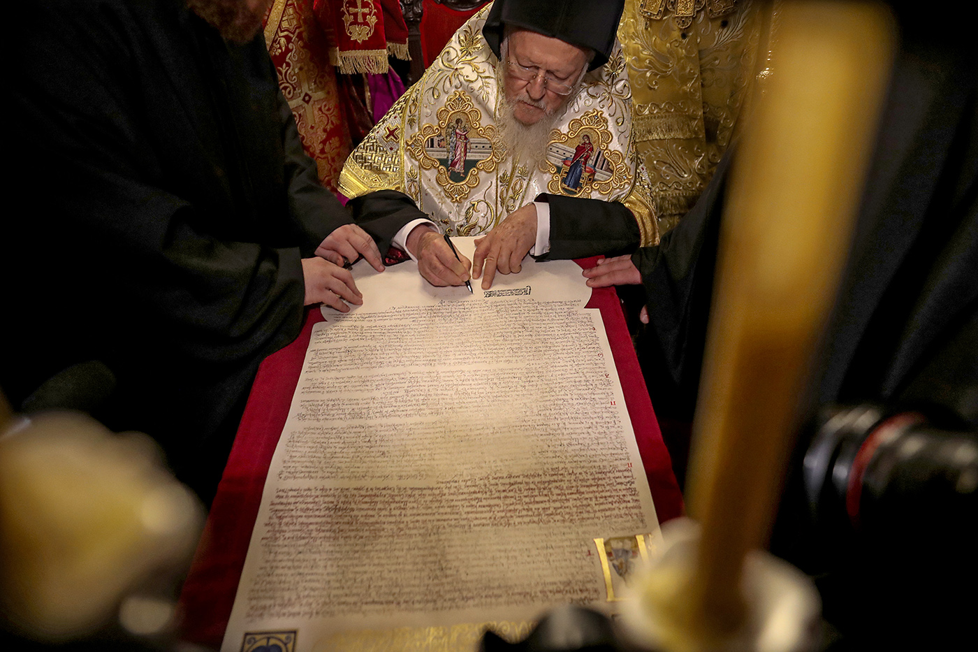  Ecumenical Patriarch Bartholomew I, a spiritual leader of the Orthodox Christians around the world, signs the Tomos of autocephaly for giving to Bishop of the Ukrainian Orthodox Church of the Kyiv Patriarchate, Metropolitan of Pereiaslav and Bila Tserkva Epifaniy (Serhiy Dumenko) (not pictured) during the ceremony at St George Church in Istanbul, 05 January 2019. 