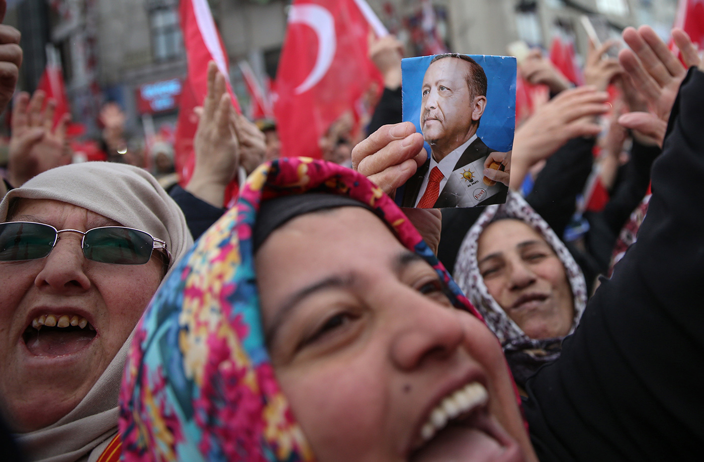  Supporters of Turkish President Recep Tayyip Erdogan cheer and wave flags during a Justice and Development Party (AK Party) local election campaign rally in Istanbul, Turkey, 29 March 2019.