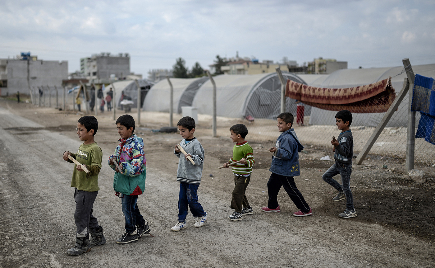  Syrian refugee children who fled from Kobane, Syria, play acting as fighters at a refugee camp in Suruc district, Sanliurfa, Turkey, 28 October 2014. 