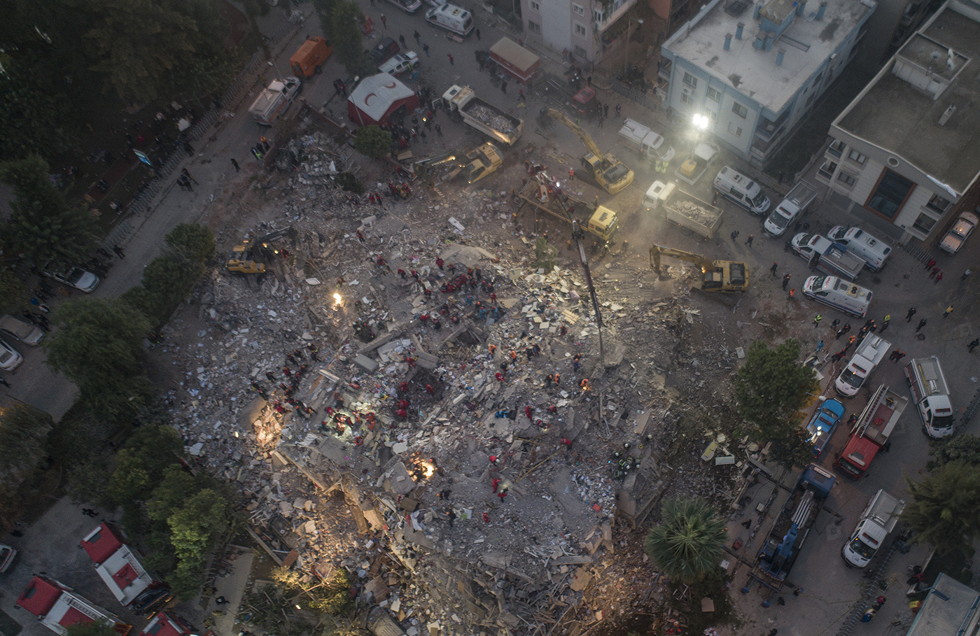 An aerial photo made with a drone shows rescue workers and people search for survivors at a collapsed building after a 7.0 magnitude earthquake in the Aegean Sea, at Bayrakli district in Izmir, Turkey, 31 October 2020. According to Turkish media reports, at least twenty four people died while more than eight  hundreds were injured and dozens of buildings were destroyed in the earthquake.