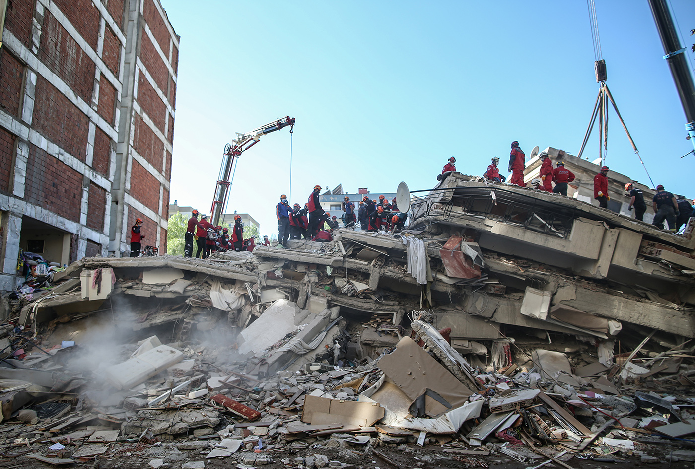 Rescue workers and people search for survivors at a collapsed building after a 7.0 magnitude earthquake in the Aegean Sea, at Bayrakli district in Izmir, Turkey, 31 October 2020. According to Turkish media reports, at least twenty six four people died while more than eight  hundreds were injured and dozens of buildings were destroyed in the earthquake.