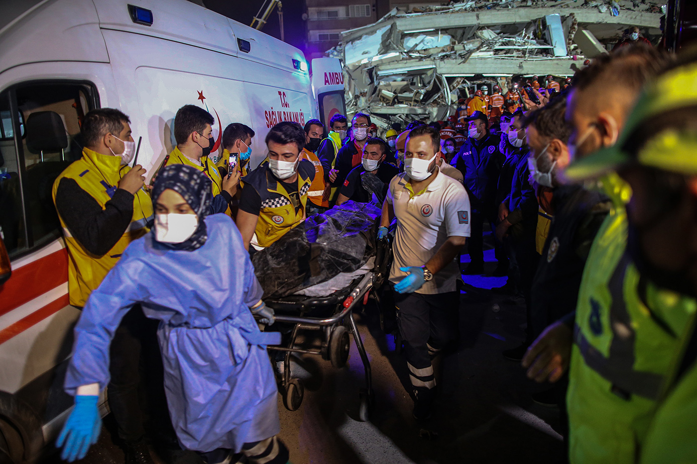 Rescue and health workers carry a dead body from a collapsed building after a 7.0 magnitude earthquake in the Aegean Sea, at Bayrakli district in Izmir, Turkey, 31 October 2020. According to Turkish media reports, at least twenty people died while more than eight  hundreds were injured and dozens of buildings were destroyed in the earthquake.