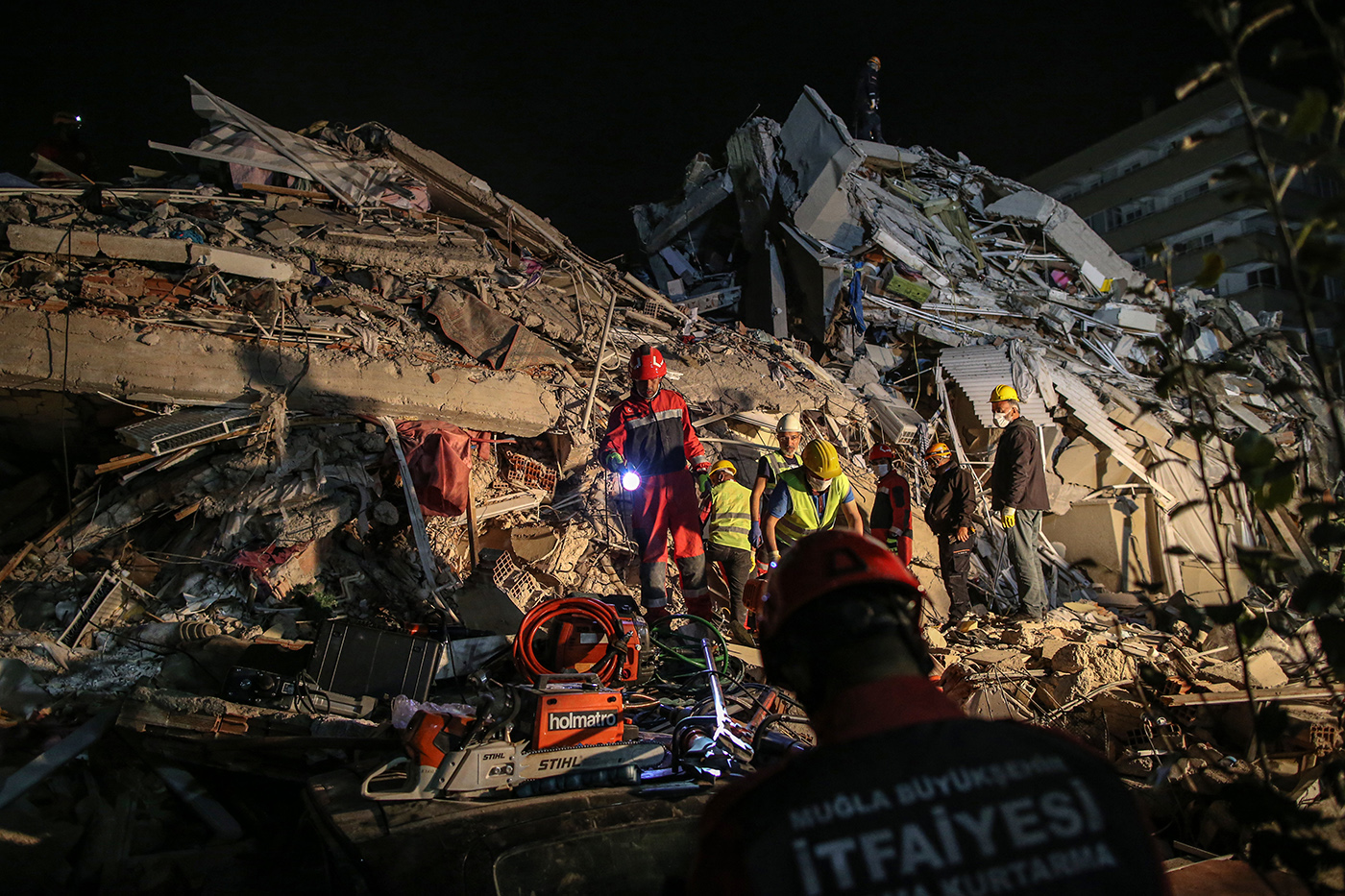 Rescue workers and people search for survivors at a collapsed building after a 7.0 magnitude earthquake in the Aegean Sea, at Bayrakli district in Izmir, Turkey, 31 October 2020. According to Turkish media reports, at least twenty people died while more than eight  hundreds were injured and dozens of buildings were destroyed in the earthquake.