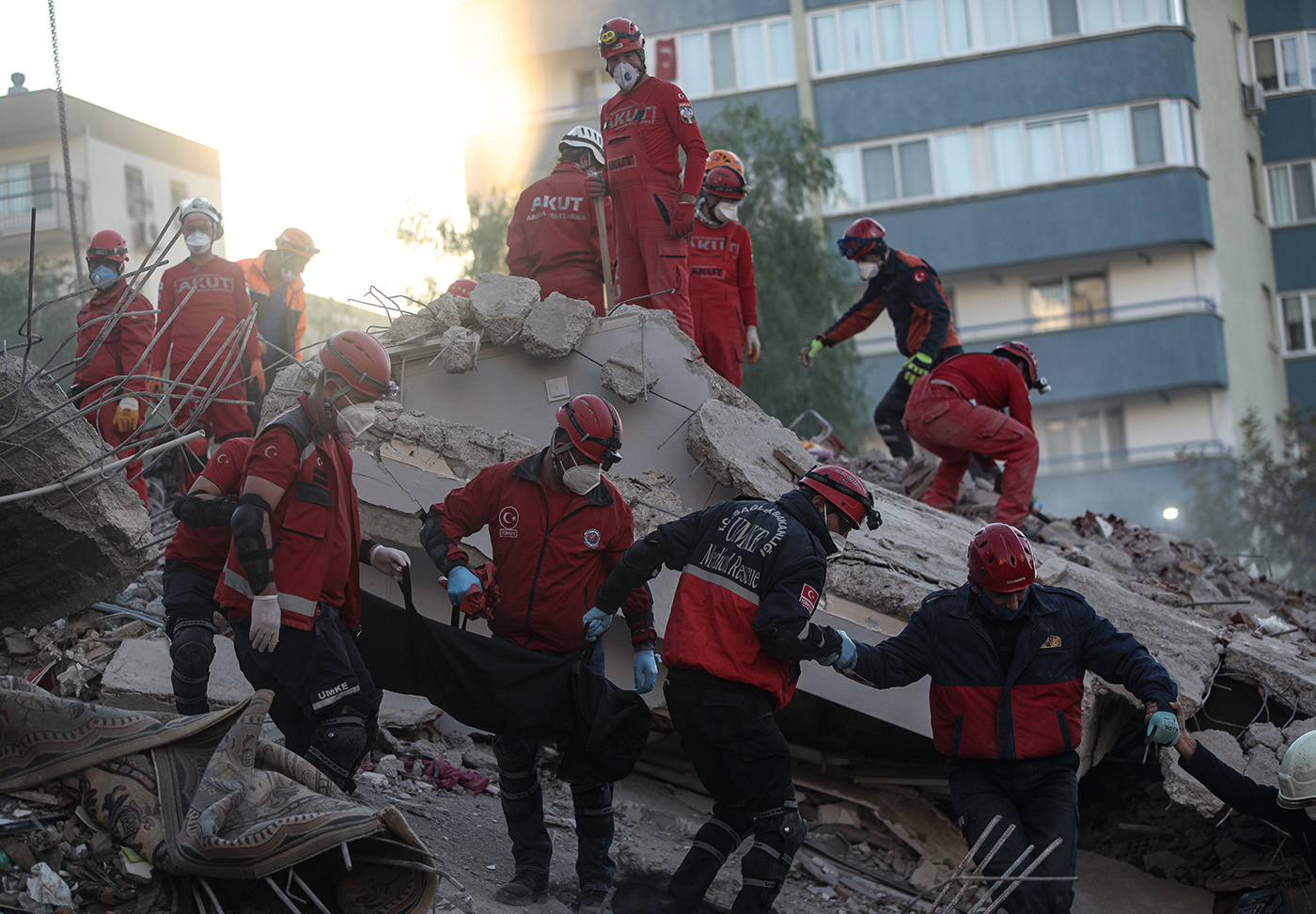 Rescue and health workers carry a dead body from a collapsed building after a 7.0 magnitude earthquake in the Aegean Sea, at Bayrakli district in the Aegean Sea, at Bayrakli district in Izmir, Turkey, 01 November 2020. According to Turkish media reports, at least 62  people died while more than eight  hundreds were injured and dozens of buildings were destroyed in the earthquake.