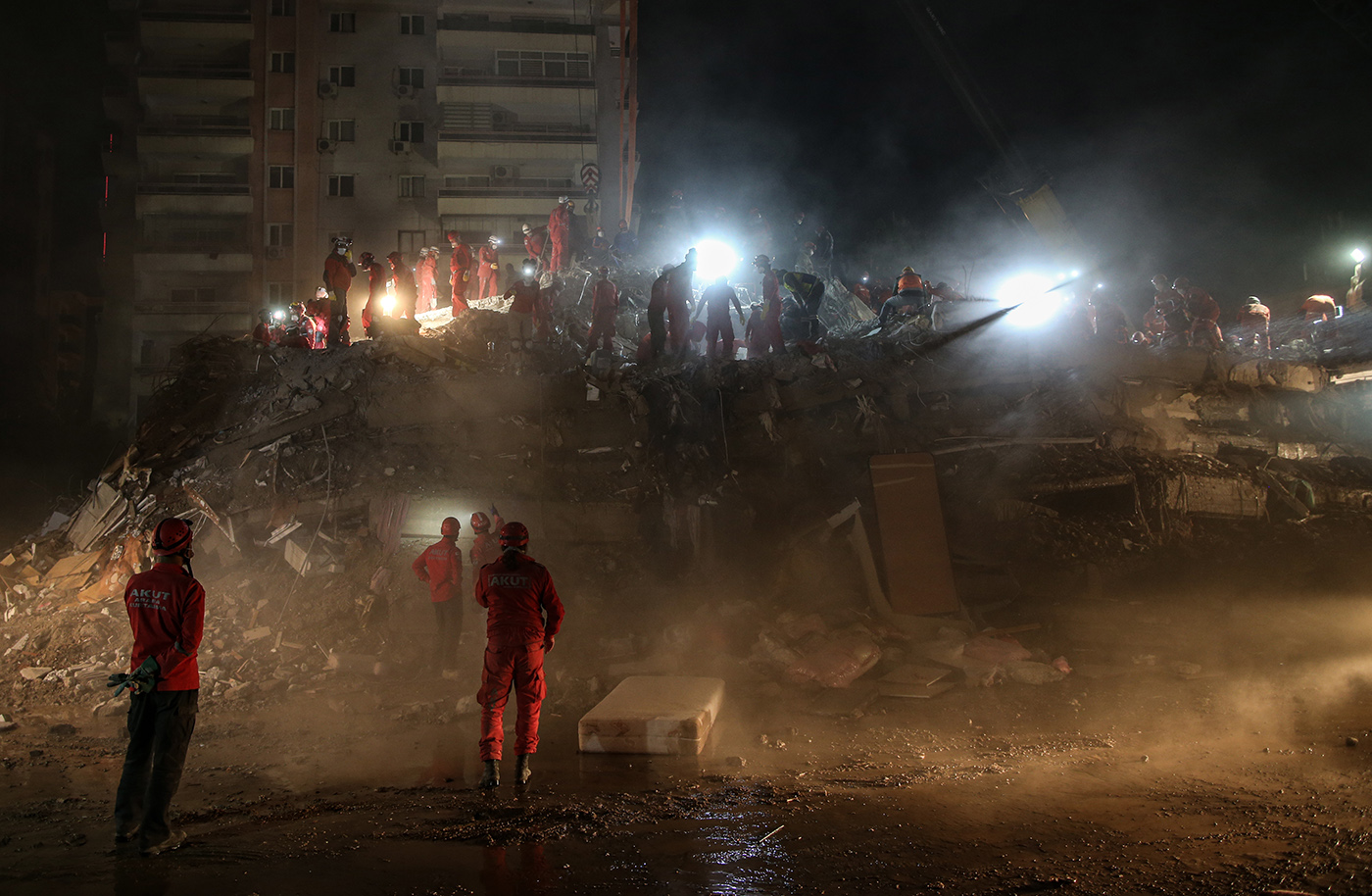 Rescue workers search for survivors at the site of a collapsed building after a 7.0 magnitude earthquake in the Aegean Sea, at Bayrakli district in the Aegean Sea, at Bayrakli district in Izmir, Turkey, 01 November 2020. According to Turkish media reports, at least 62  people died while more than eight  hundreds were injured and dozens of buildings were destroyed in the earthquake.