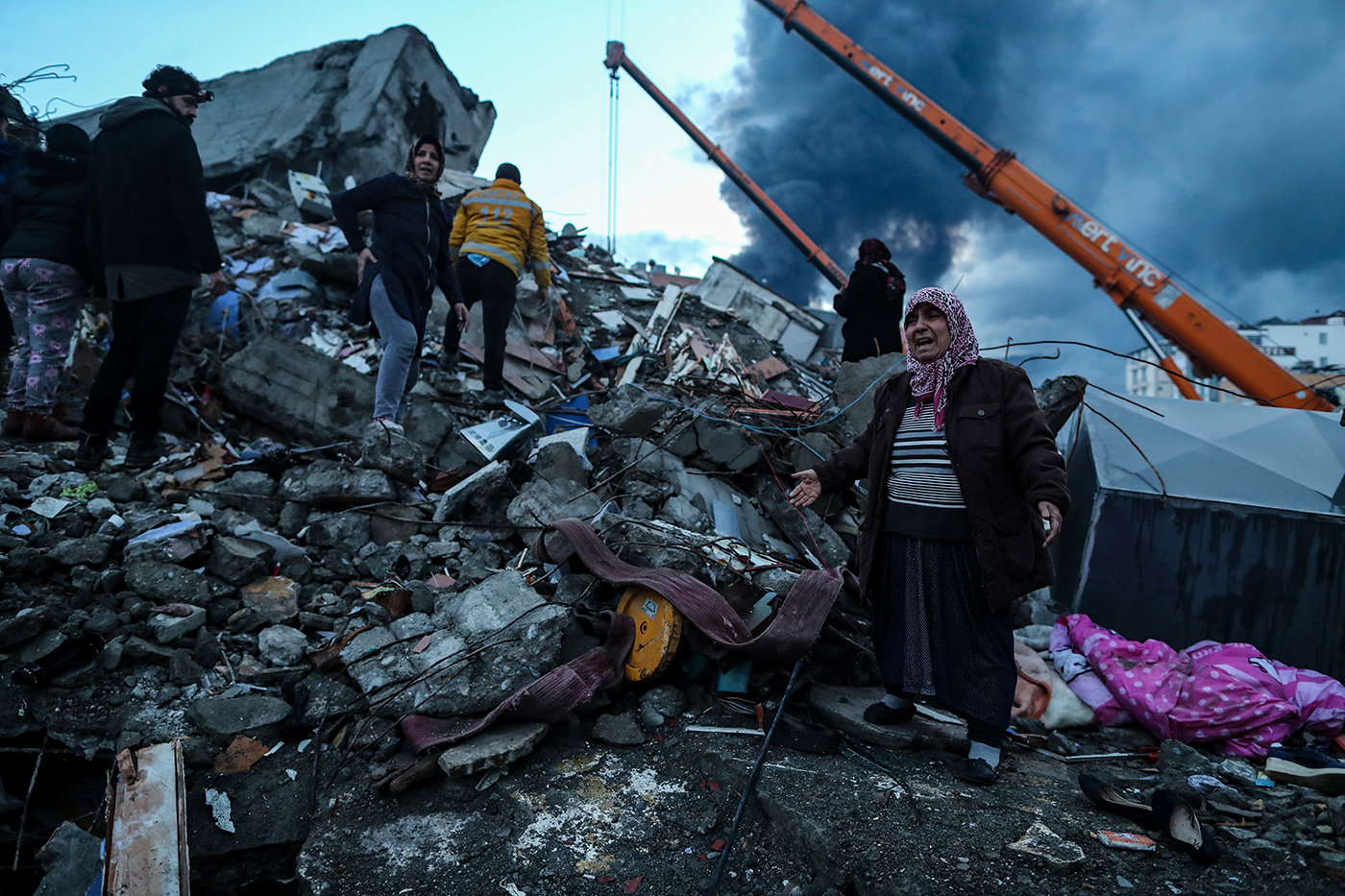 People search for victims at the site of a collapsed building after an earthquake in Iskenderun district of Hatay, Turkey, 07 February 2023. According to the US Geological Service, an earthquake with a preliminary magnitude of 7.8 struck southern Turkey close to the Syrian border. The earthquake caused buildings to collapse and sent shockwaves over northwest Syria, Cyprus, and Lebanon. Thousands of people have died and more than seven thousand have been injured in Turkey, according to AFAD, Turkish Disaster and Emergency Management Presidency.
